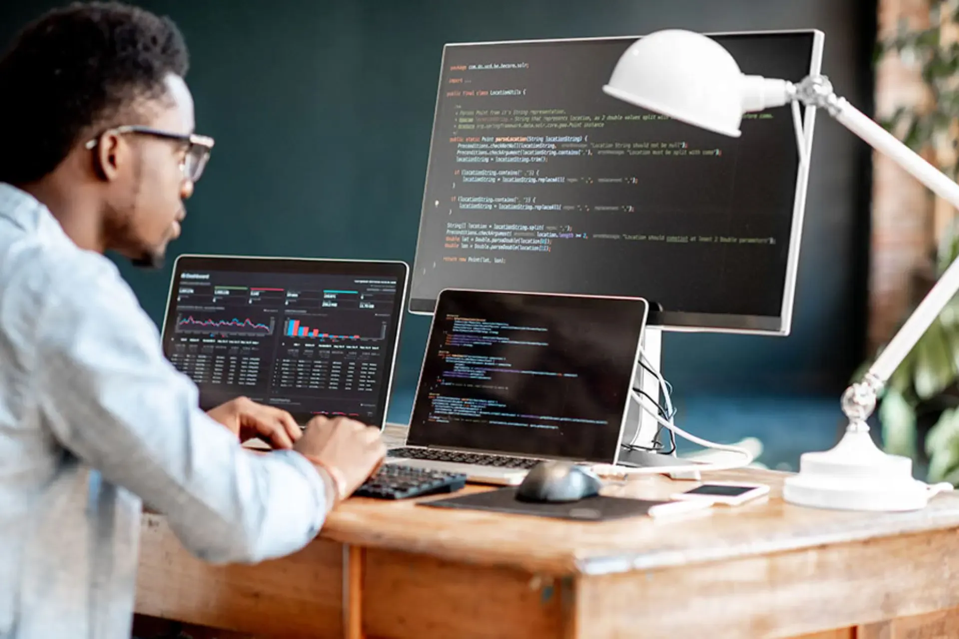 Tại sao doanh nghiệp cần thuê dịch vụ thiết kế website thay vì tự làm?